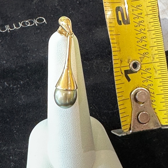 14kt yellow gold and Tahitian black pearls dangle earrings - Picture 3 of 4